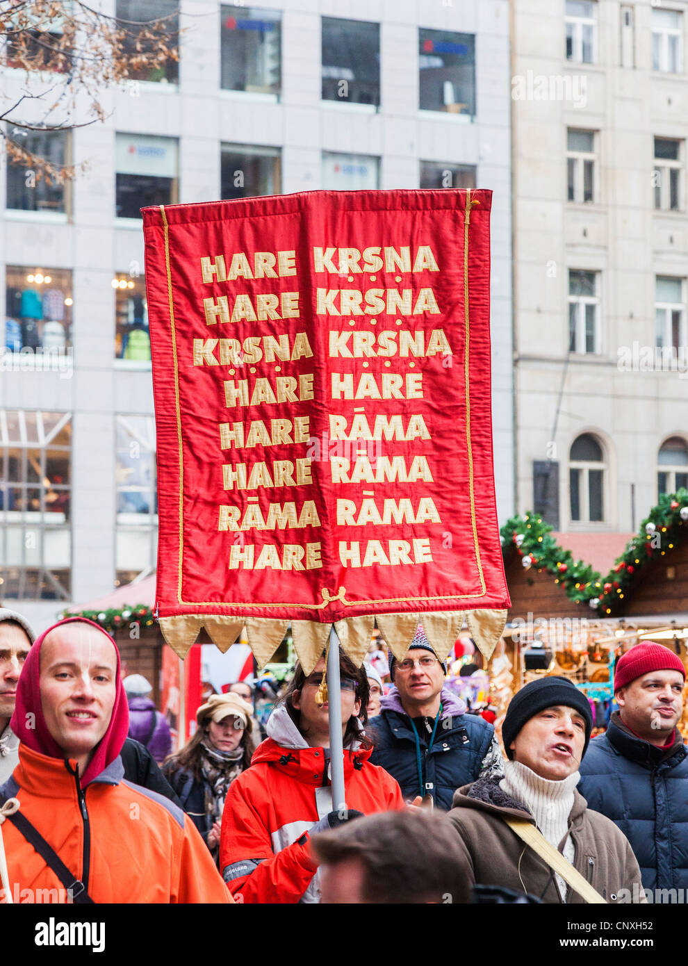 Hare Krishna-Anhänger, paradieren und singen gut gelaunt mit Bannern auf dem Wenzelsplatz, Prag, Tschechische Republik Stockfoto