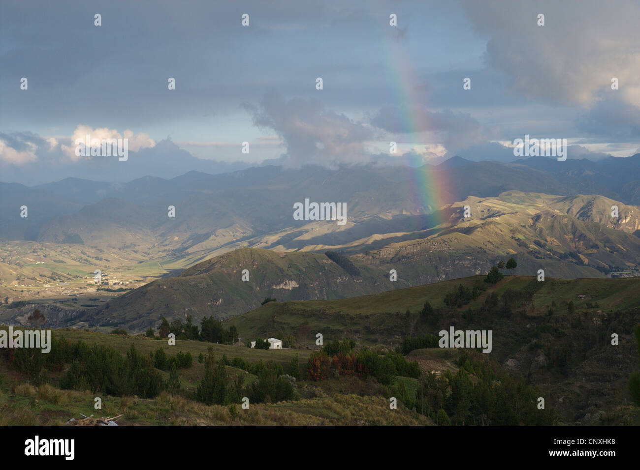 Regenbogen über Hügellandschaft an der Laguna Quilotoa, Ecuador, Otavalo Stockfoto