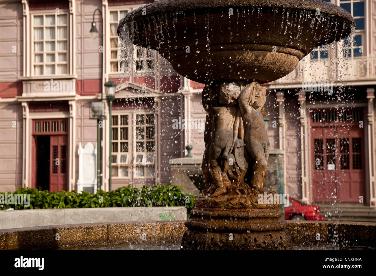 Brunnen des historischen Schulgebäudes Escuelas Graduadas in der Hauptstadt San José, Costa Rica, Mittelamerika Stockfoto