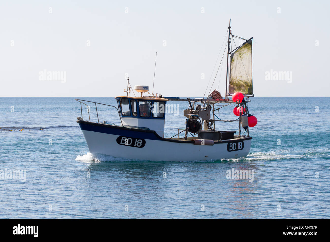 Kleine Fischerboote in den Hafen in Porthleven, Cornwall kommen Stockfoto