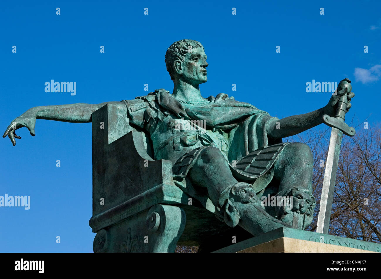 Bronzestatue des römischen Soldaten Constantine der große Kaiser vor dem Münster York North Yorkshire England Vereinigtes Königreich GB Großbritannien Stockfoto