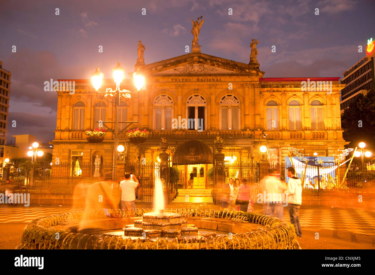 das nationale Theater Teatro Nacional in der Hauptstadt San Jose bei Nacht, Costa Rica, Mittelamerika Stockfoto