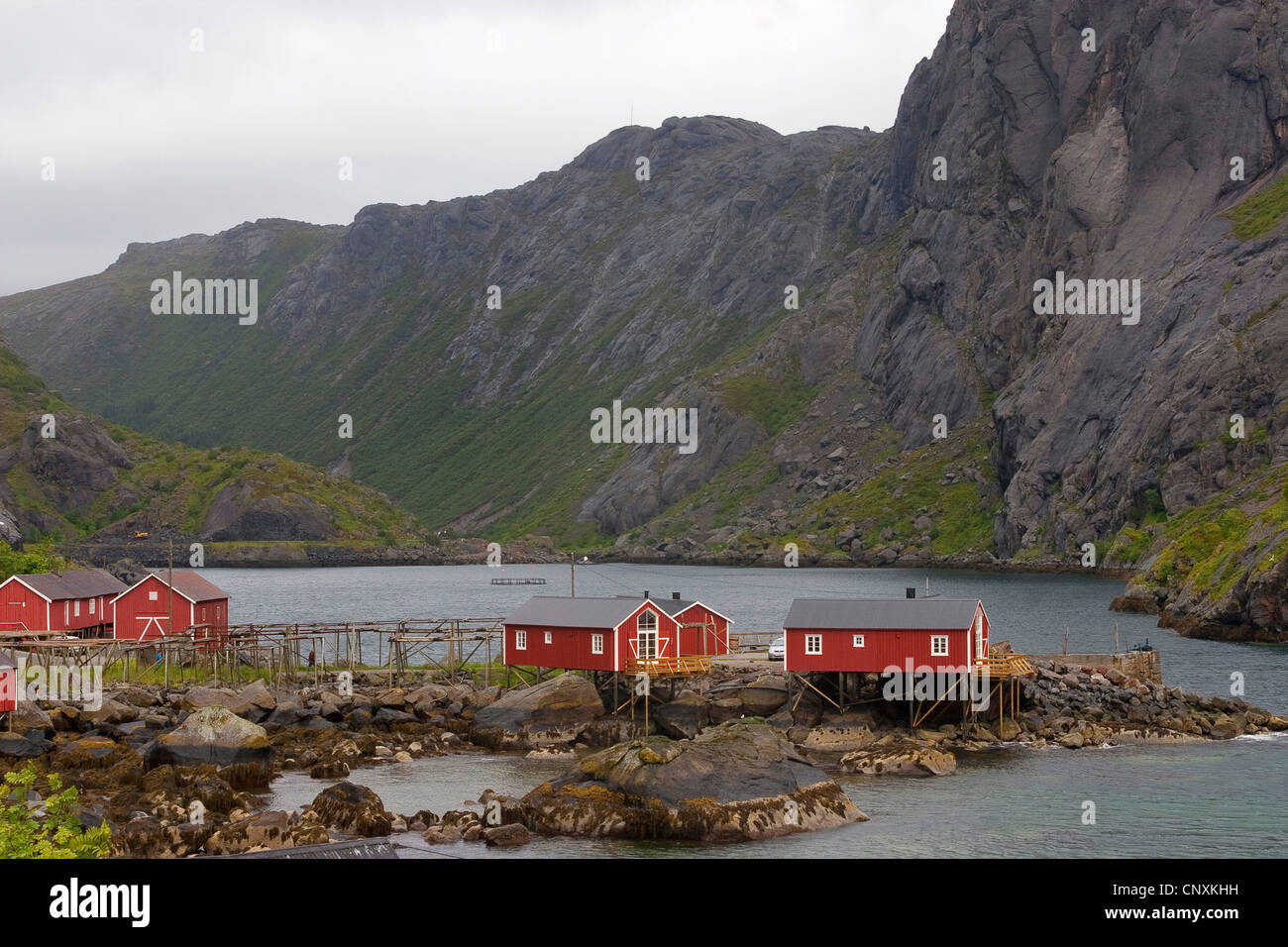 Blick auf alte Fischerhütten am felsigen Küste, Norwegen, Lofoten-Inseln Stockfoto