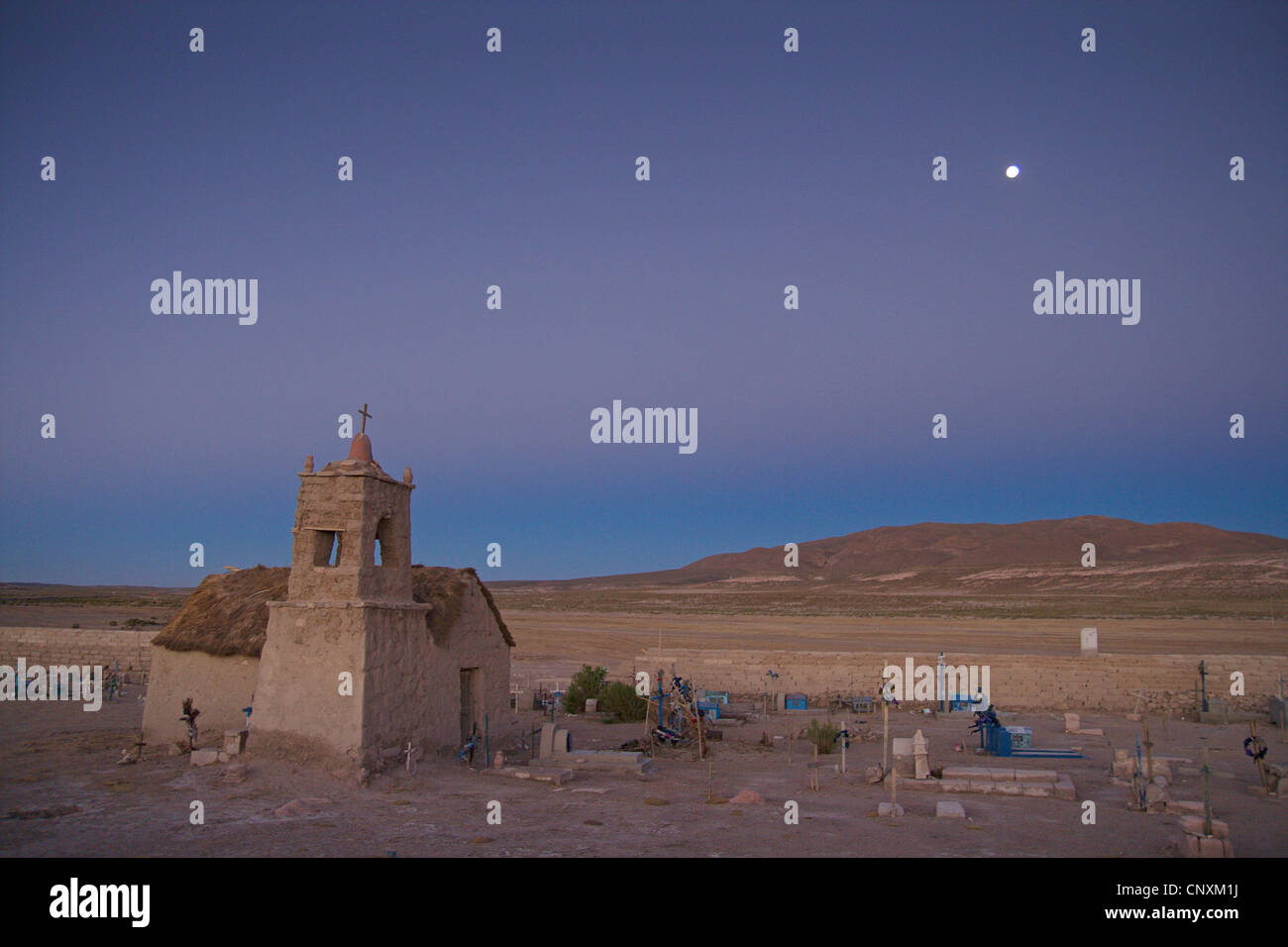 Kapelle und Friedhof bei Mondaufgang, Bolivien, Anden, San Juan Stockfoto