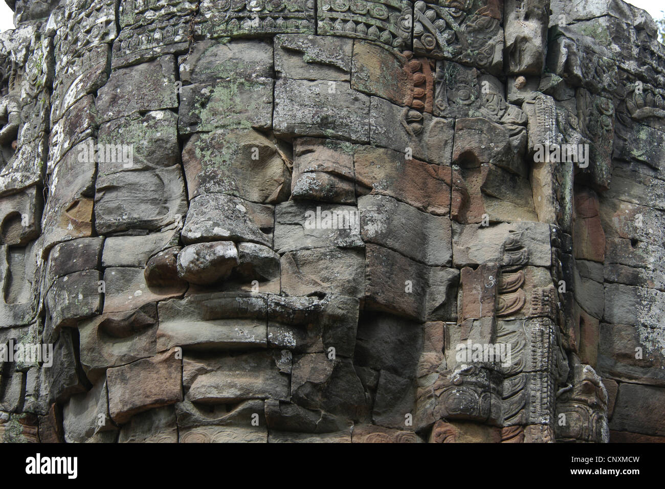 Stone Gesicht der Bodhisattva Lokesvara bei den westlichen Gopura Tempel Ta Prohm in Angkor, Kambodscha. Stockfoto