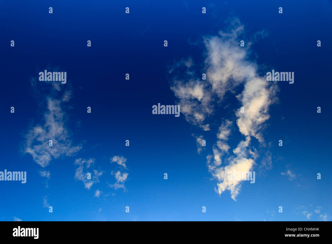 blauer Himmel und Wolken, Großbritannien, Schottland Stockfoto