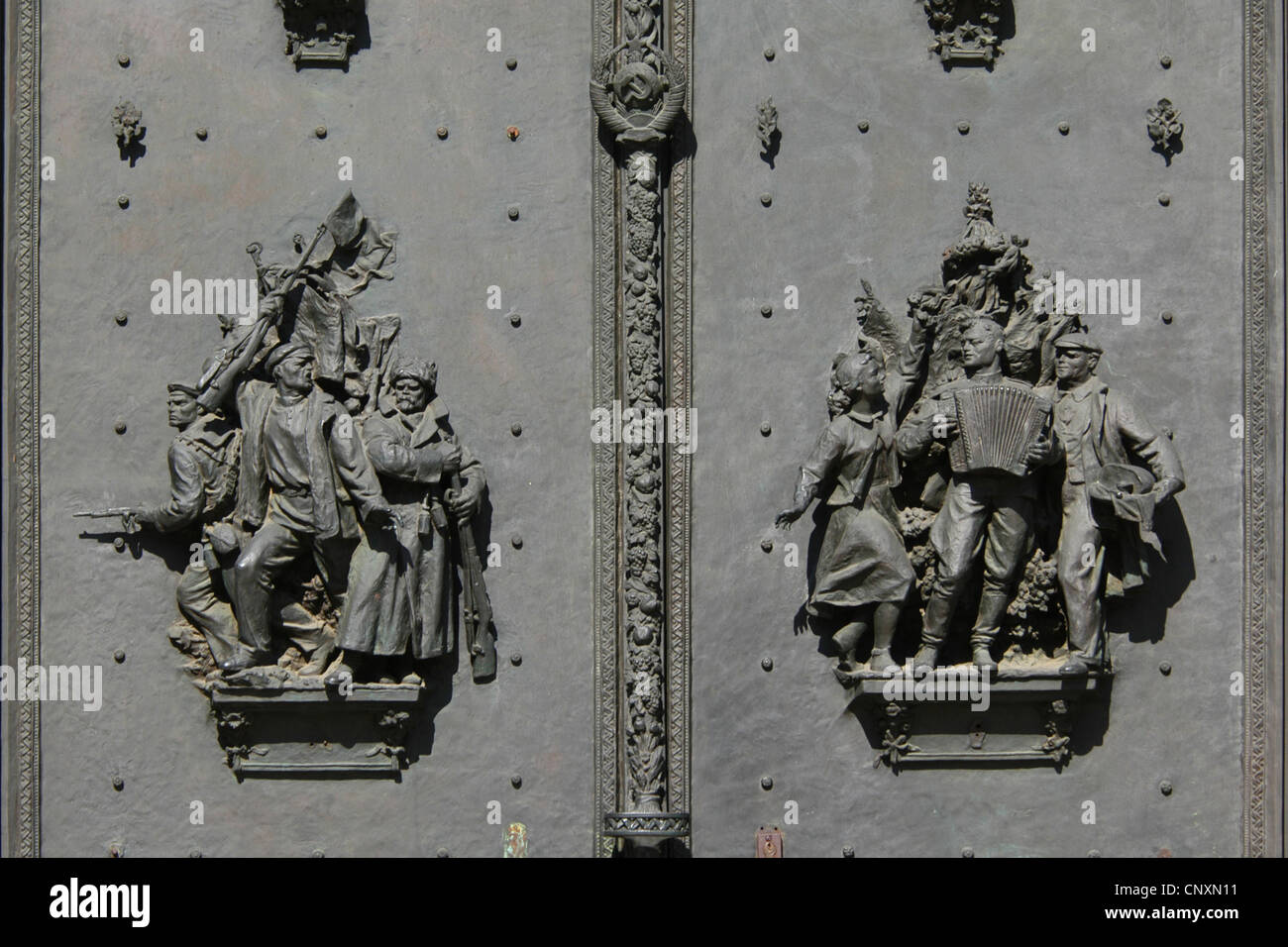 Detail der Bronze Tor der Roten Armee Halle in das Nationaldenkmal in Vitkov in Prag, Tschechien. Stockfoto