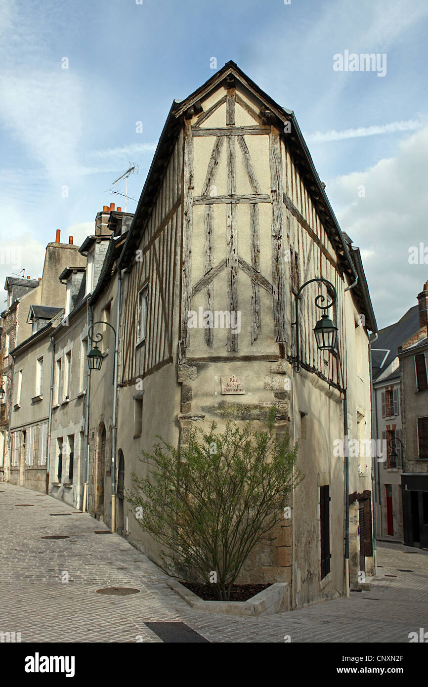 Haus an der Kreuzung Rue De La Charpenterie und Rue des Sept Dormants, Orléans, Frankreich Stockfoto