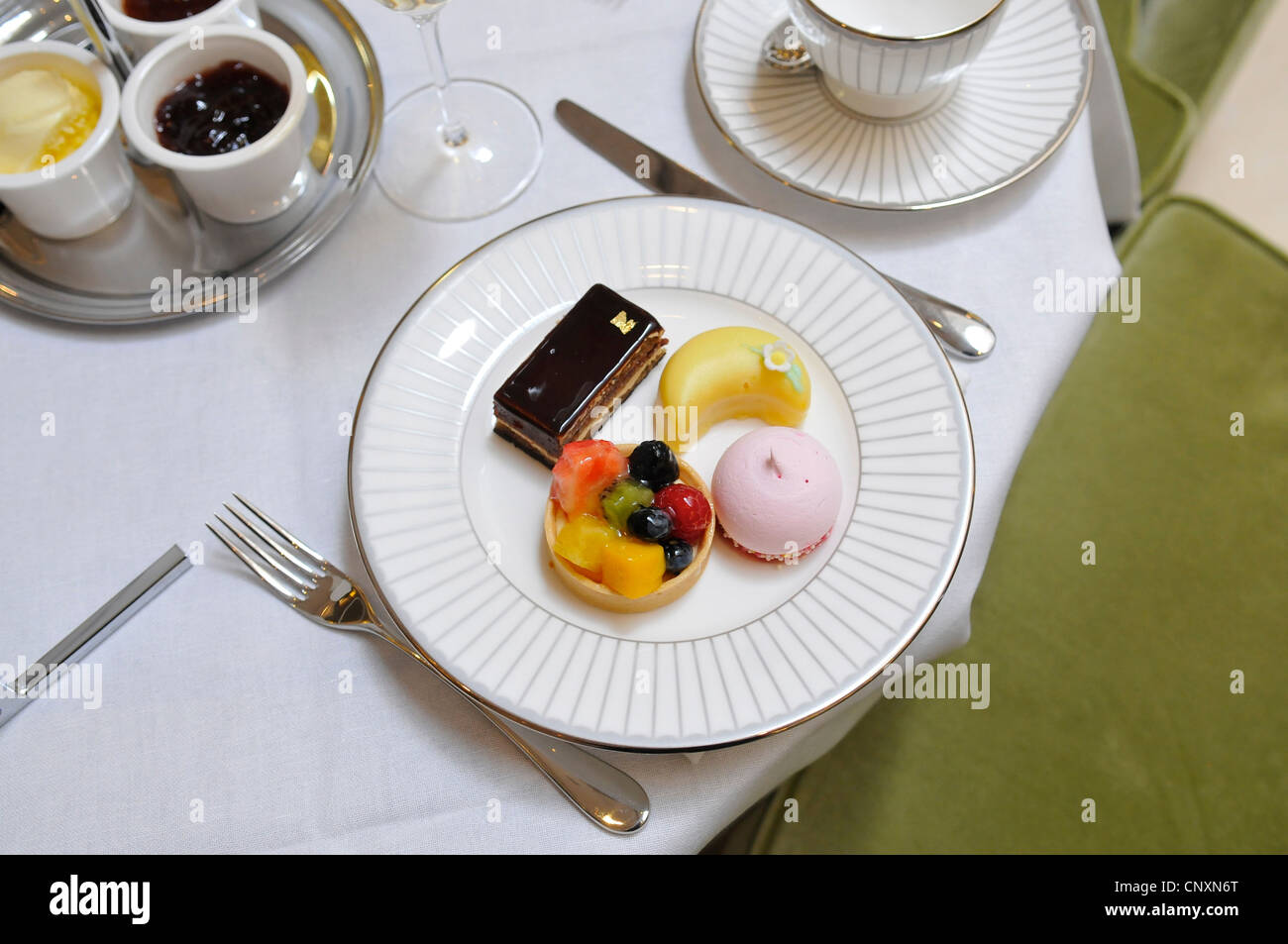 Kuchen am Nachmittag Tee bei The Corinthia Hotel, London, England, UK Stockfoto