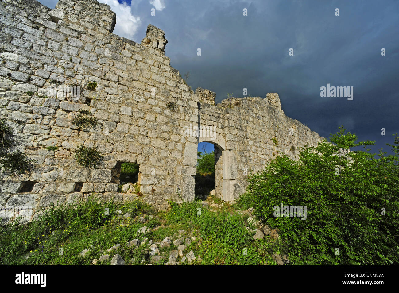 Ruinen der Burg Vrana und Gewitterwolken im Hintergrund, Kroatien, Dalmatien, Vrana Stockfoto