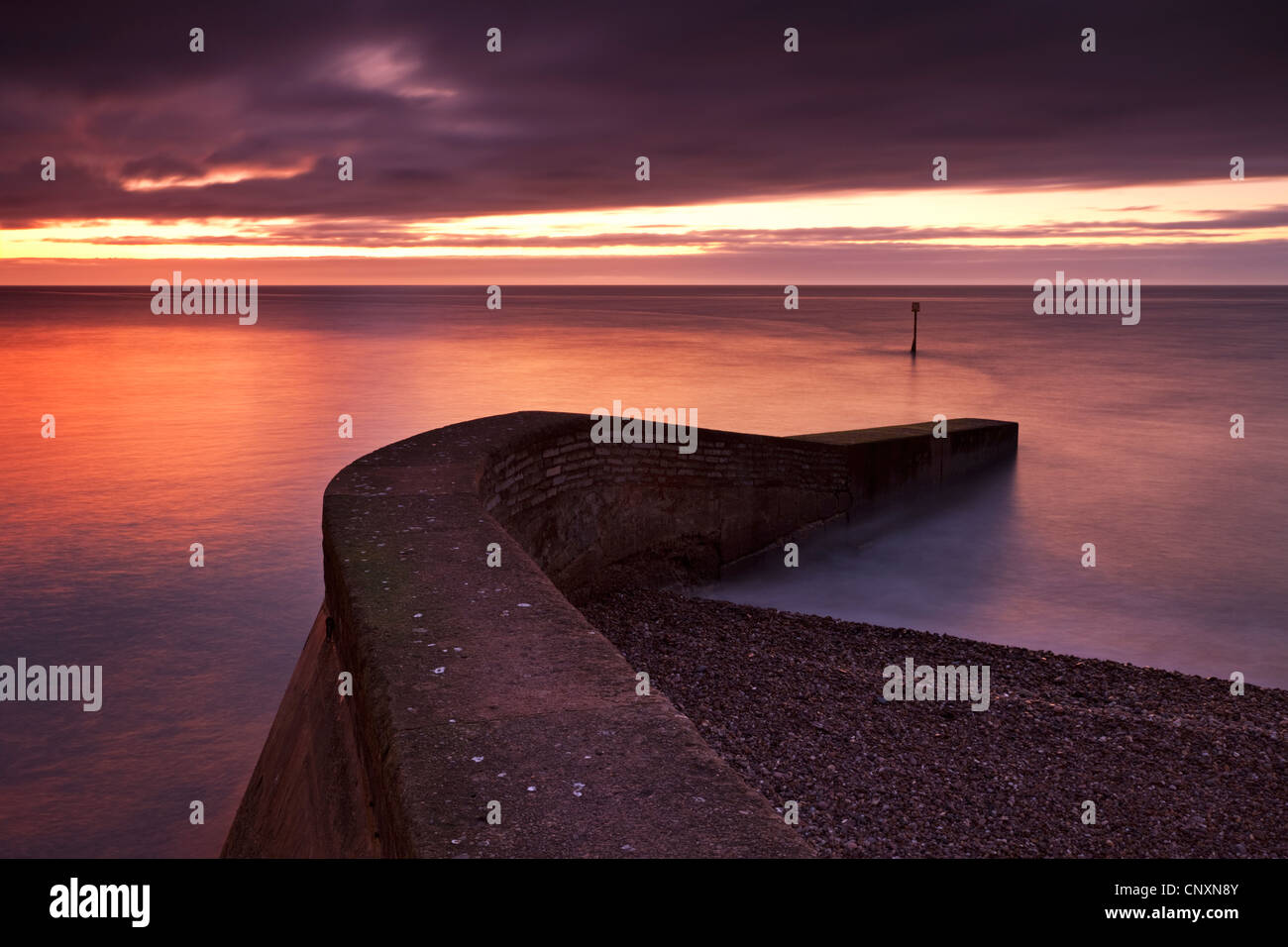 Stein-Steg am Strand von Sidmouth bei Sonnenaufgang, Sidmouth, Devon, England. Winter (Januar) 2012. Stockfoto