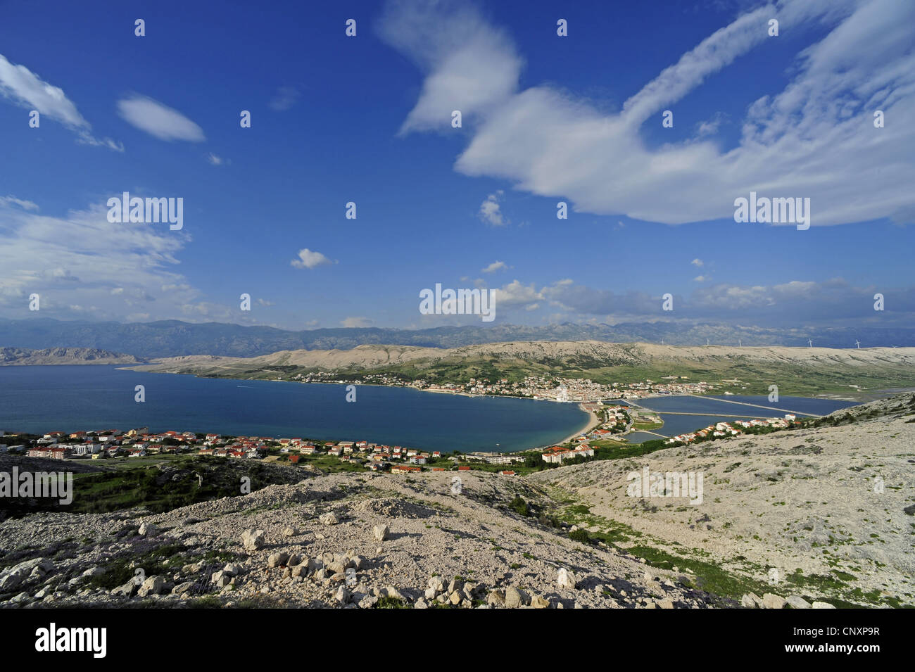 Pag-Dorf und Blick auf den Velebit-Gebirge, Kroatien, Pag Stockfoto