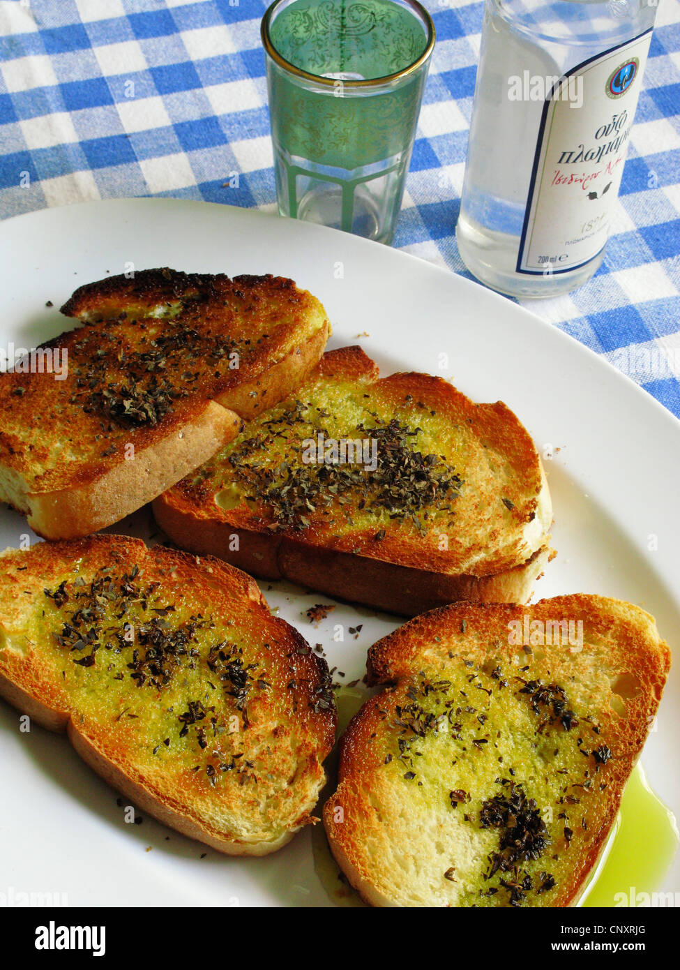 Griechische Küche. Gegrilltes Brot mit Olivenöl und Oregano Meze Stockfoto