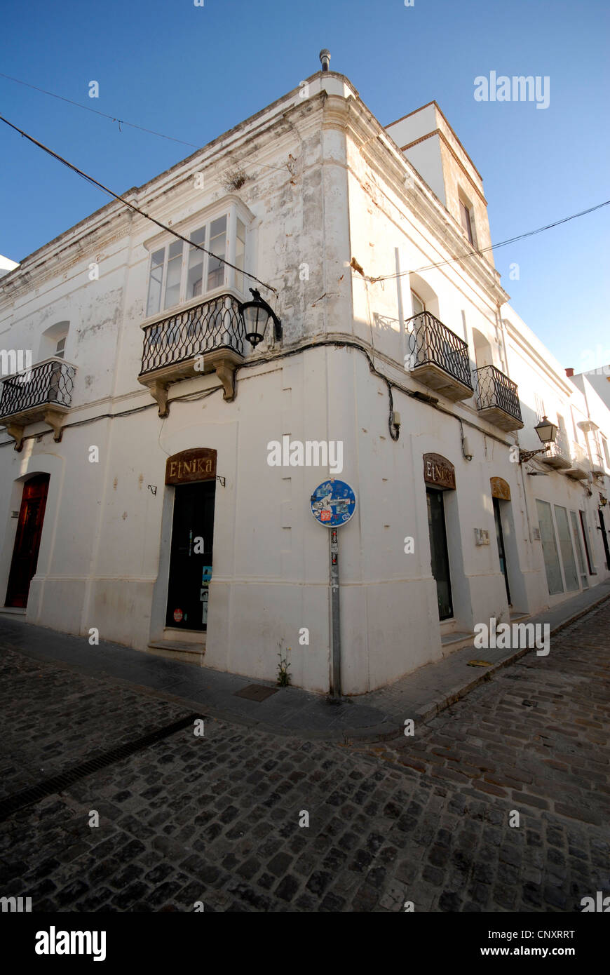 Gepflasterten Straße, Ecke Haus in der Altstadt von Tarifa Stockfoto