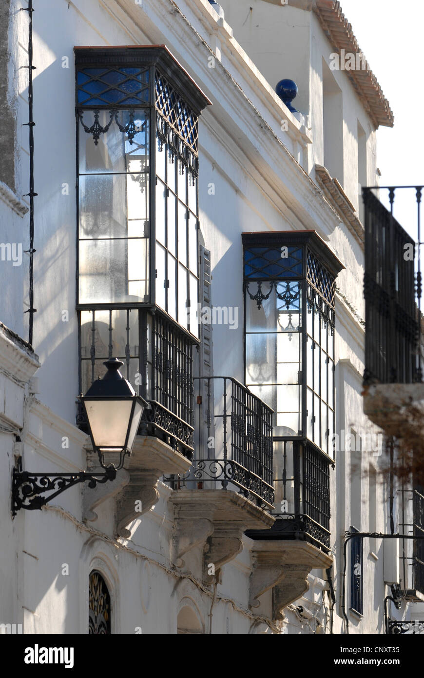 Dekorative Fenster und Balkone in engen Gassen der Altstadt von Tarifa Stockfoto
