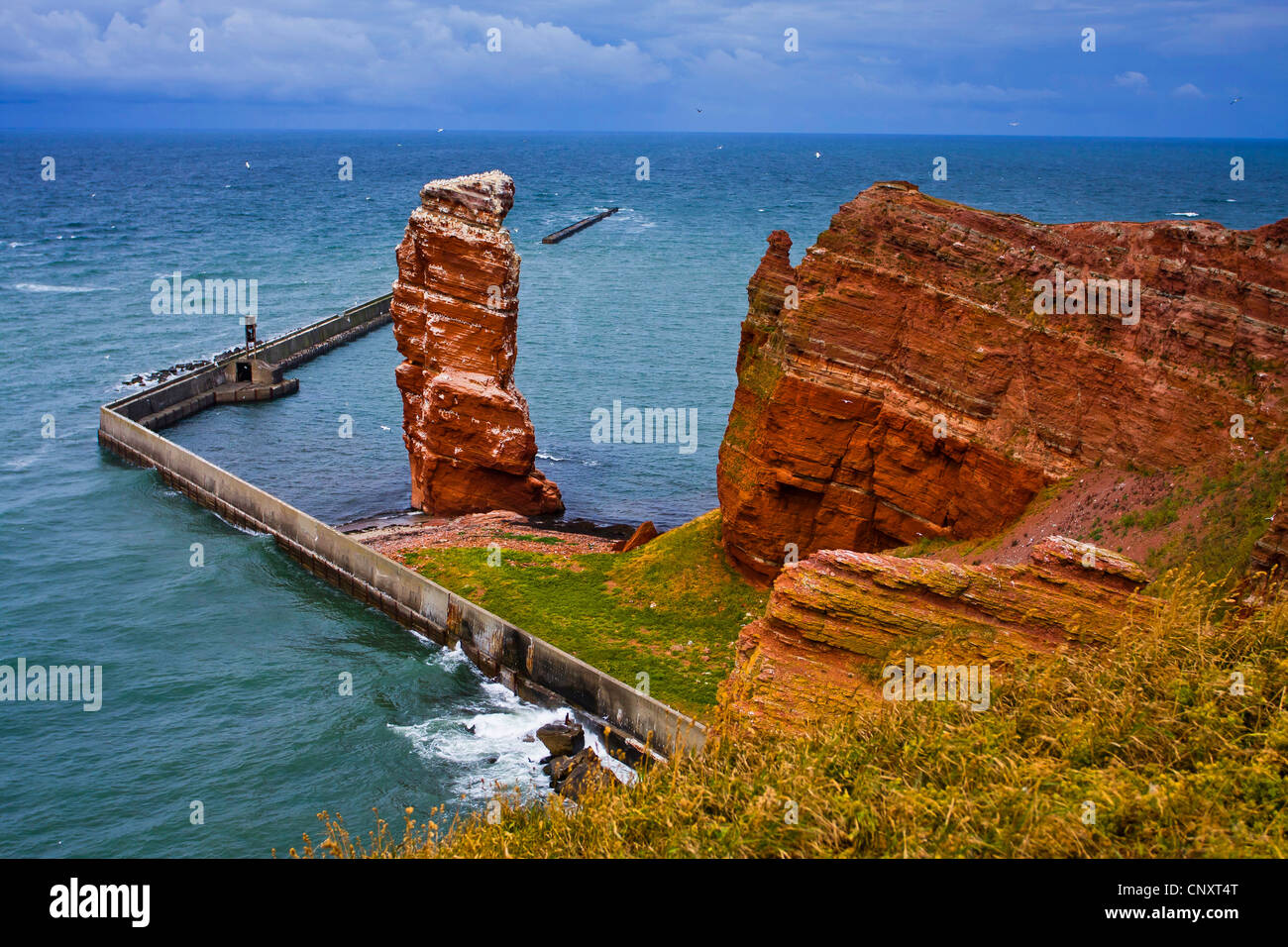 roten Felsen-Küste mit der Rock-Nadel "Lange Anna", Deutschland, Schleswig-Holstein, Helgoland Stockfoto