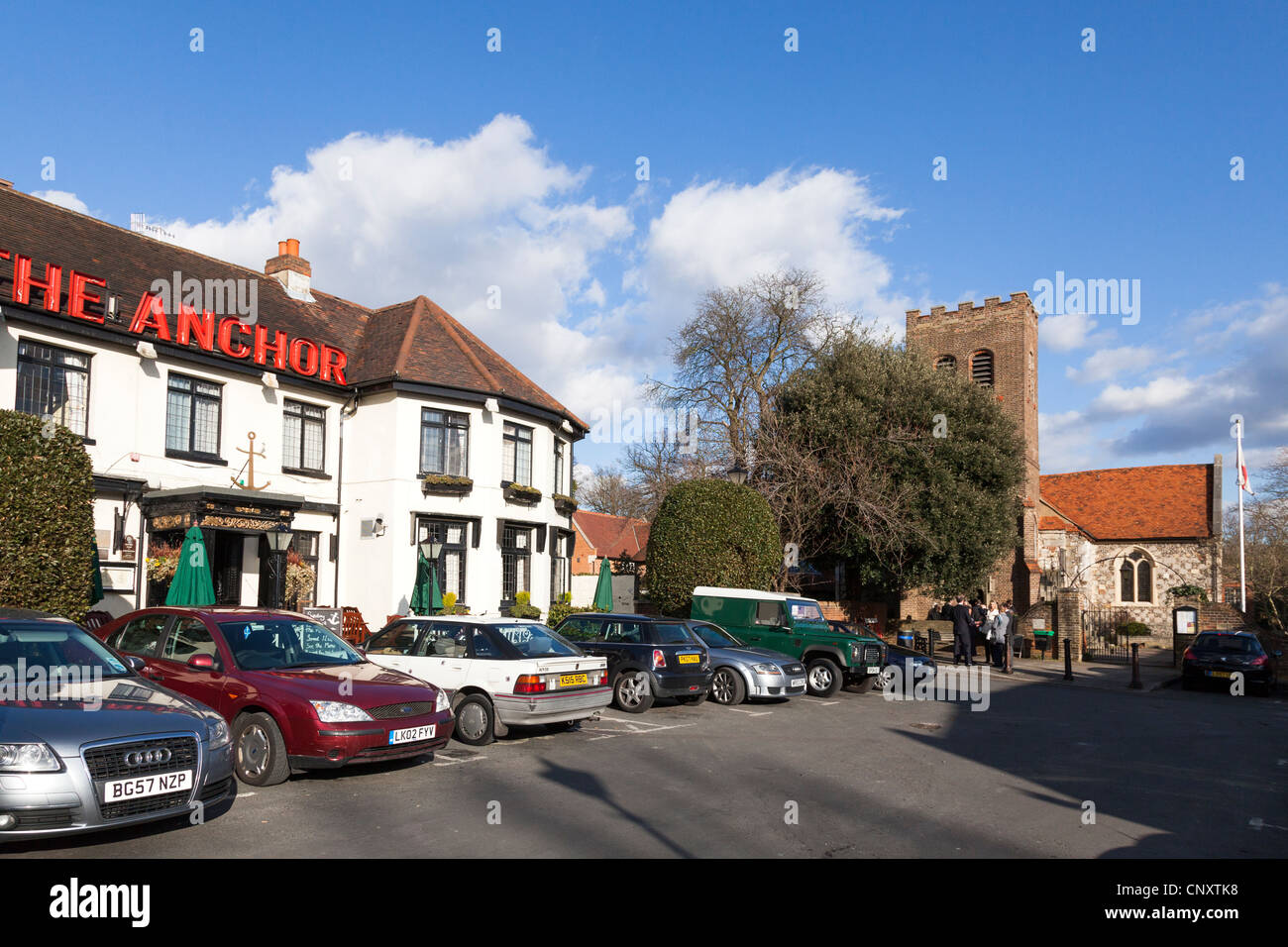 Quadratische Shepperton Kirche mit der Kirche und The Anchor Pub Stockfoto