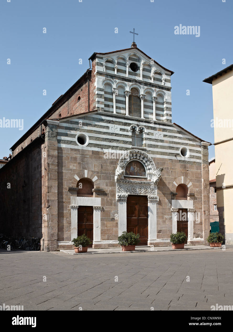 Kirche von San Giusto, Lucca, Italien. 12. Jahrhundert Fassade mit schwarzen und weißen Streifen Stockfoto