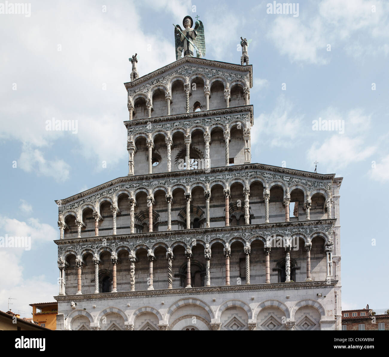 Kirche von San Michele, Lucca, Italien. Pisaner Romanik 12 Jahrhundert. Fassade aus weißem Marmor Stockfoto