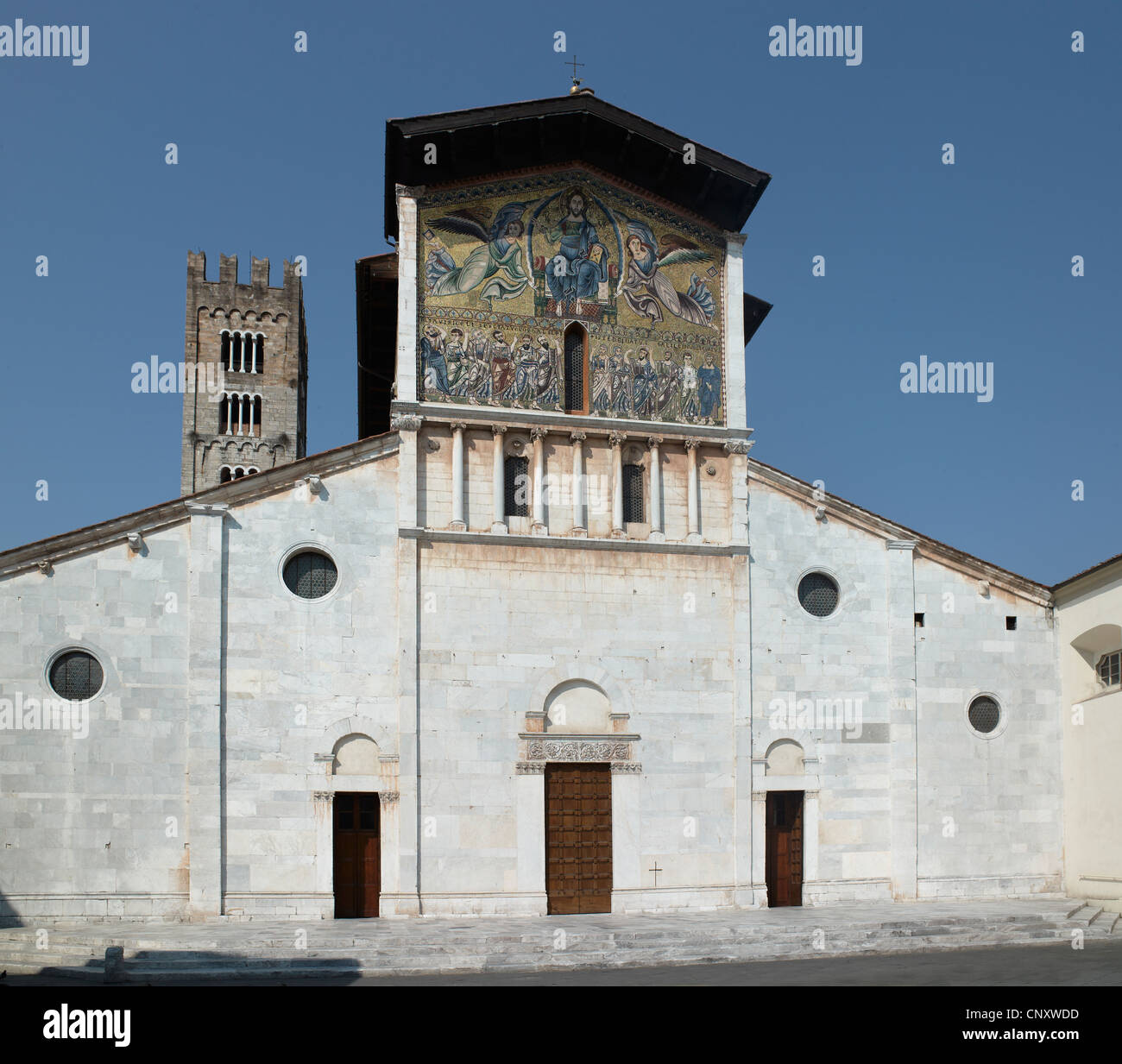 Kirche von San Frediano, Lucca, Italien. Fassade mit Blick auf Süd-Ost, mit 13. Jahrhundert byzantinischen Stil Mosaik von Christi Himmelfahrt, Stockfoto