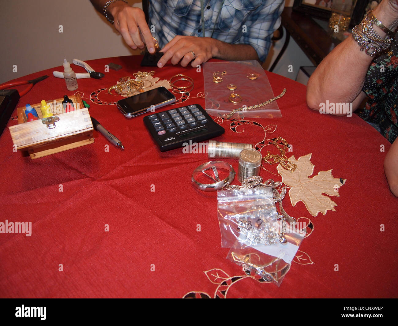 Goldschmuck verkauft hat wird wissen, was als eine "Gold-Partei", immer Geld für Gold, 9. August 2011, © Katharine Andriotis Stockfoto