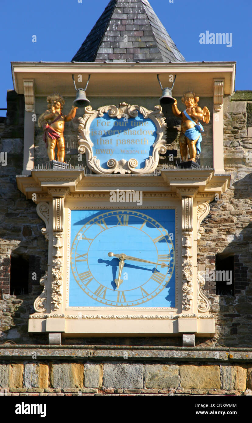 St Marys Kirche Uhr mit jungen Viertel Roggen East Sussex England UK Stockfoto