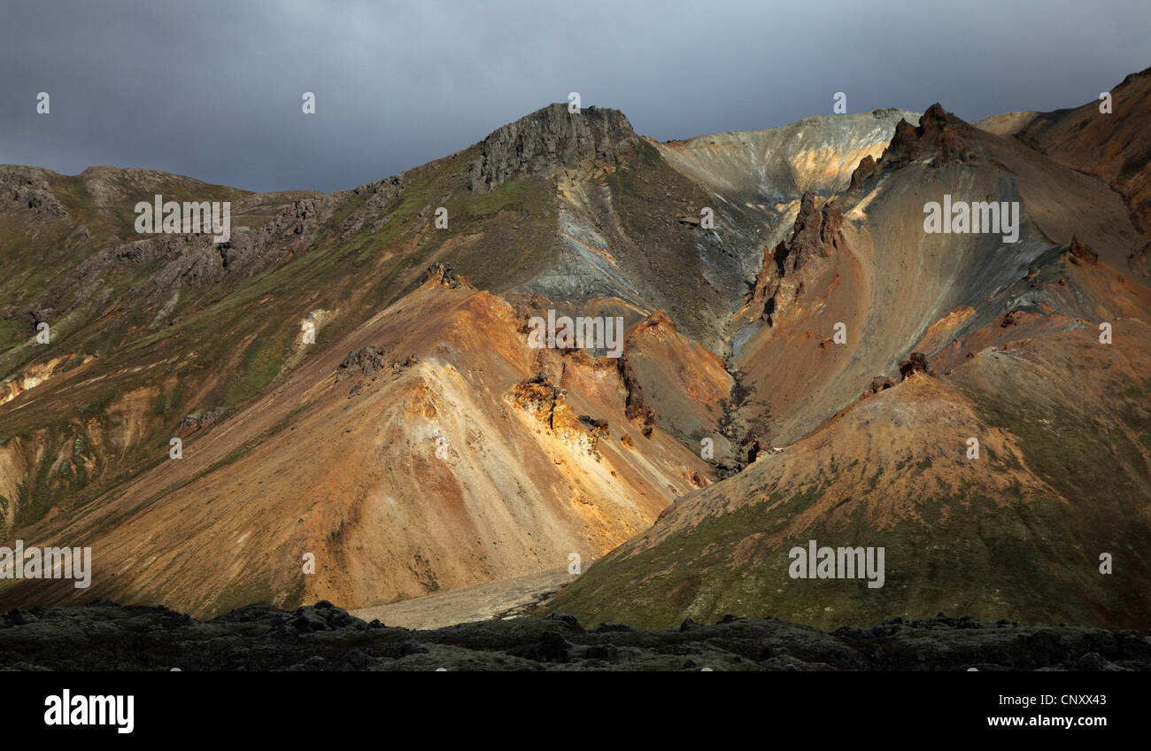 Berge von Rhyolith in eine Vulkanlandschaft, Island, Landmannalaugar Stockfoto