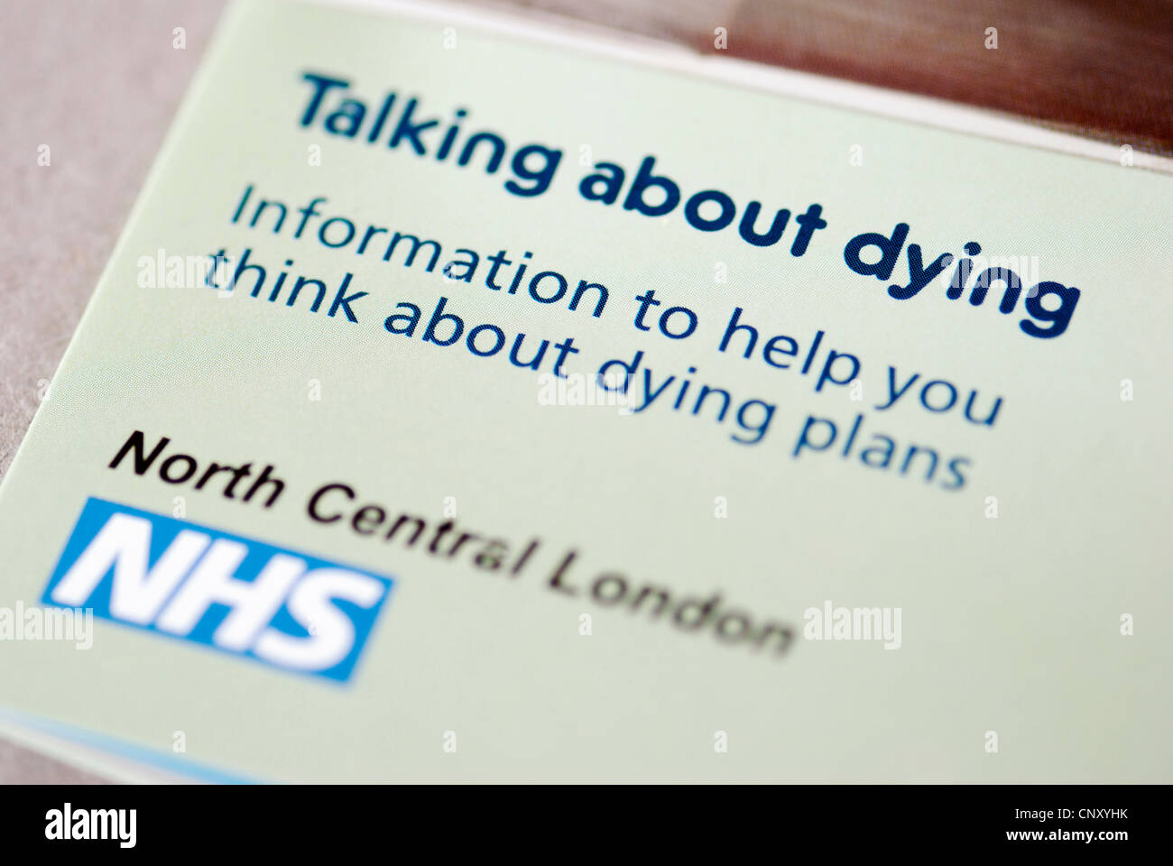 NHS-Merkblatt über die Pläne für das sterben unter dem Titel "Reden über das sterben" Stockfoto