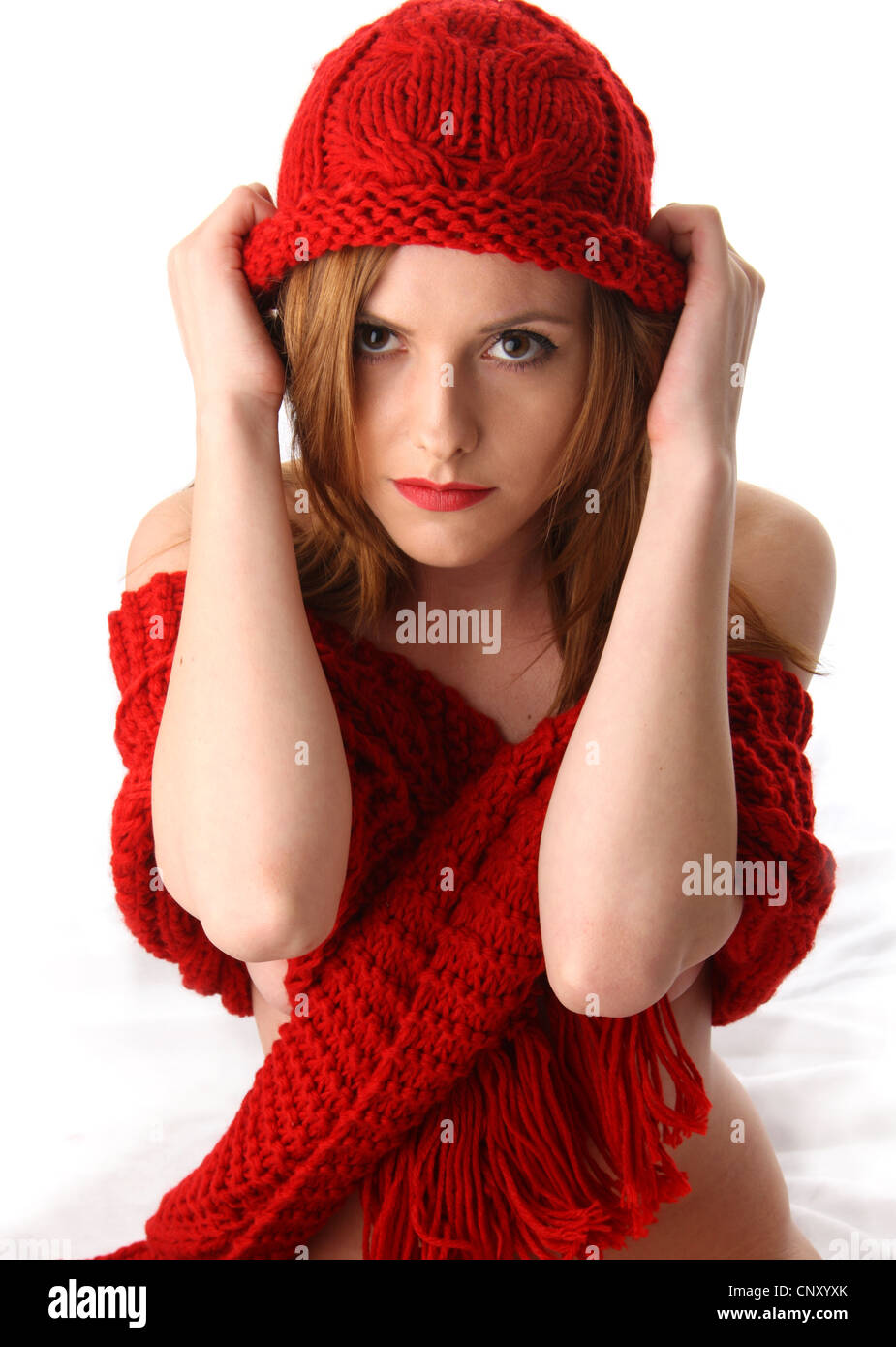 Junge rumänische Frau trägt einen roten Schal und Mütze. Studio Fashion Bilder mit weißem Hintergrund. Stockfoto
