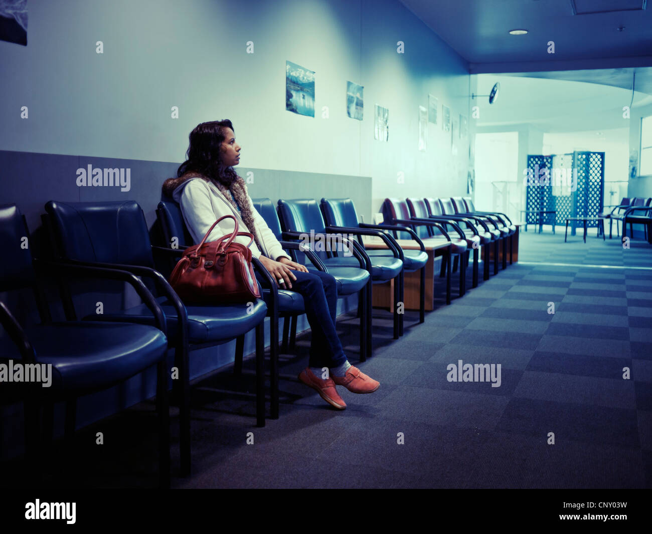 Warten. Punjabi Frau wartet im öffentlichen Krankenhaus. Stockfoto