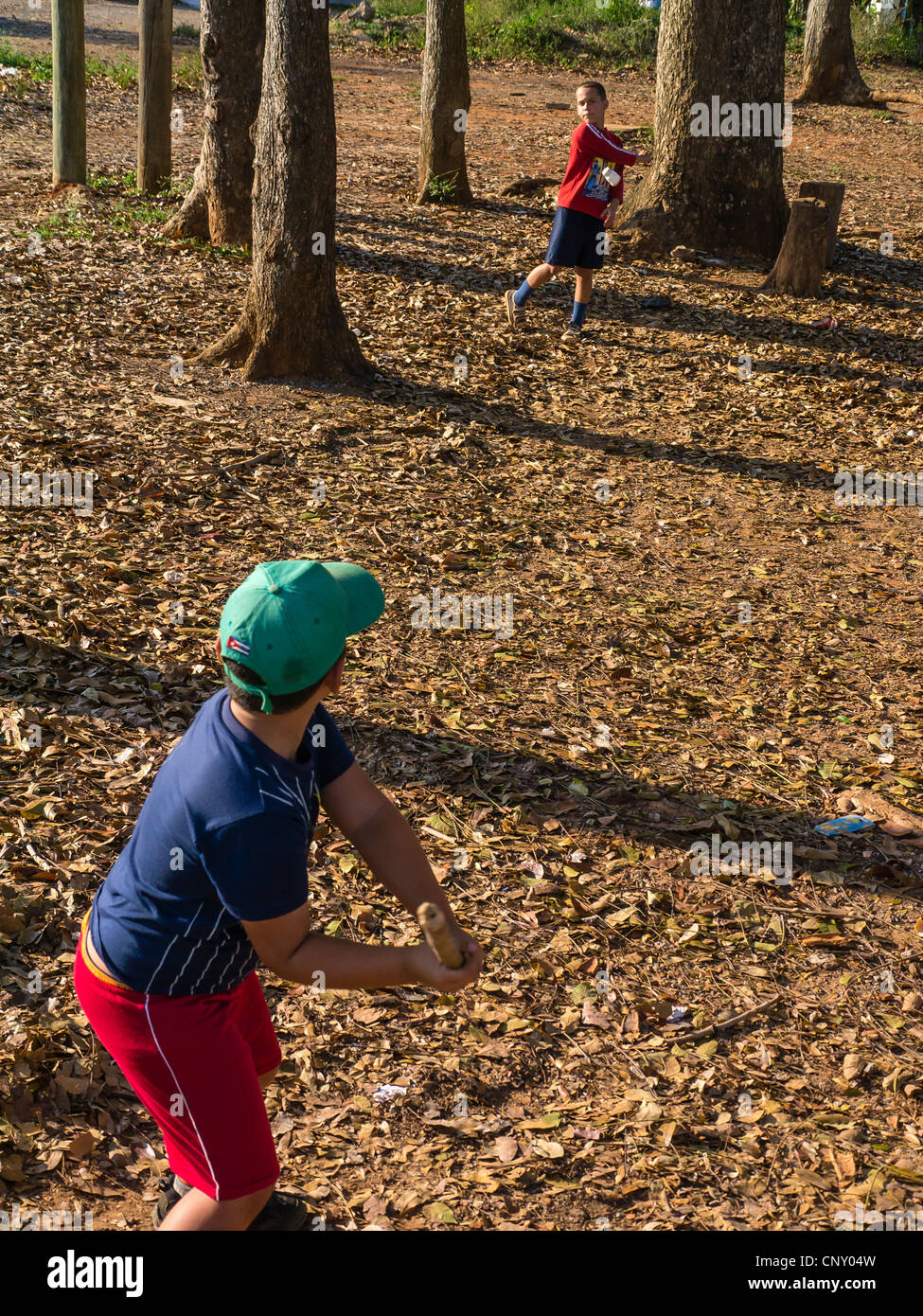 Zwei jungen kubanischen Spiel "Stick Ball" unter den Bäumen in der kleinen Stadt von Viñales, Kuba. Stockfoto