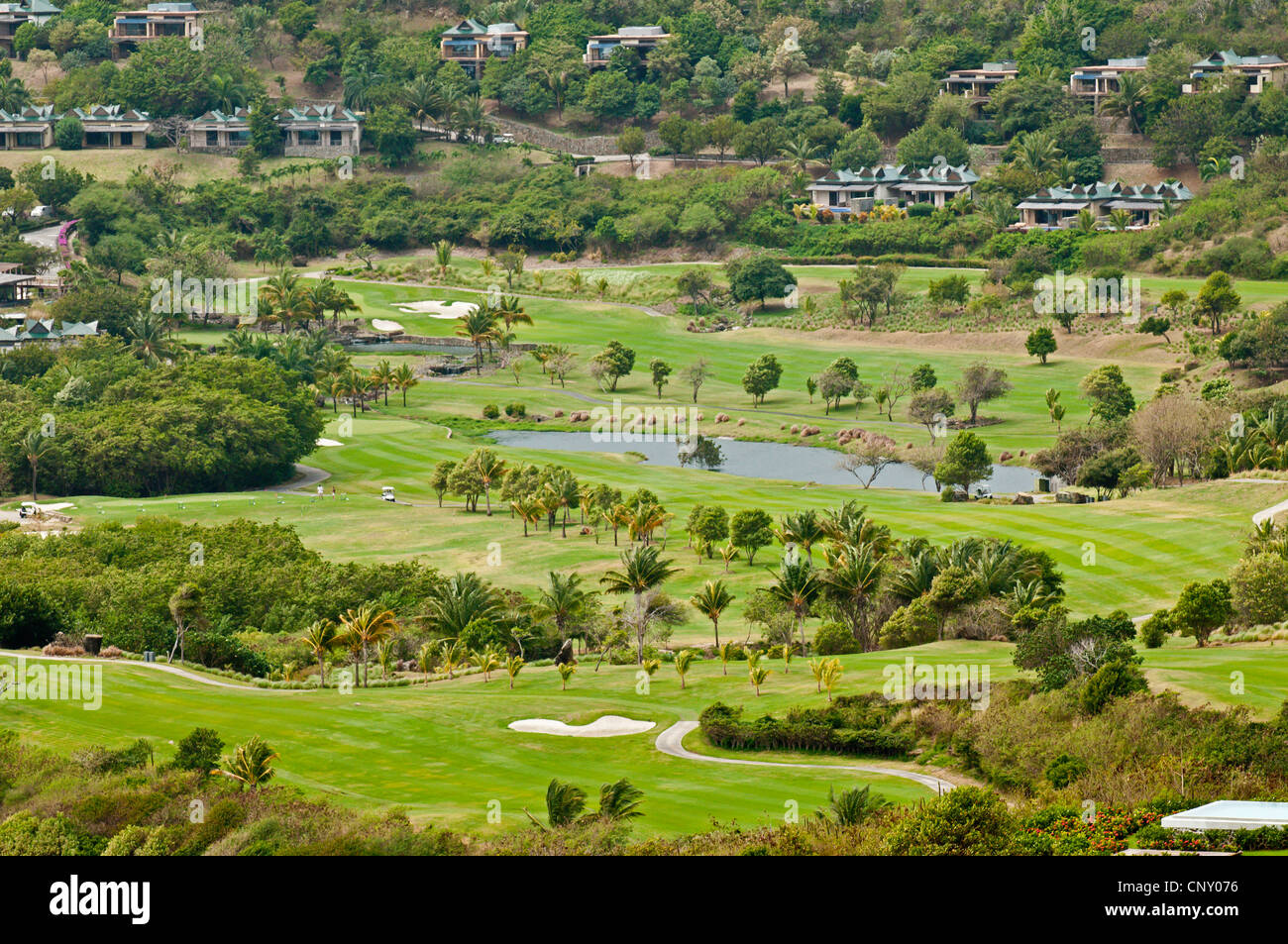 Blick von einem Hügel auf einem Golfplatz in einem Urlaub Resort, St. Vincent und die Grenadinen, Canouan Island, Carenage Bay, Canouan Resort Stockfoto