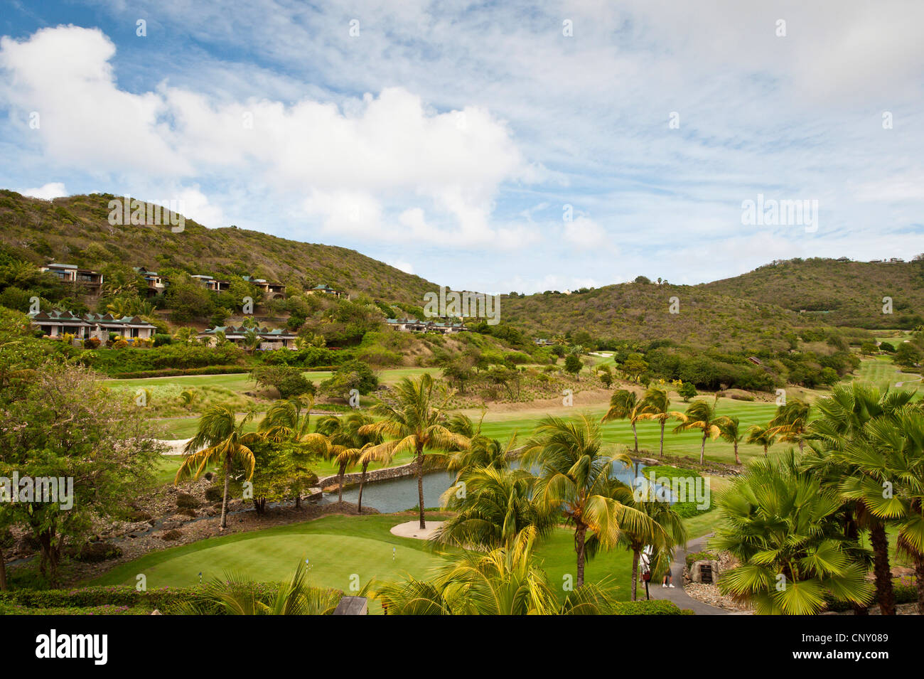 Blick von einem Hügel auf einem Golfplatz in einem Urlaub Resort, St. Vincent und die Grenadinen, Canouan Island, Carenage Bay, Canouan Resort Stockfoto