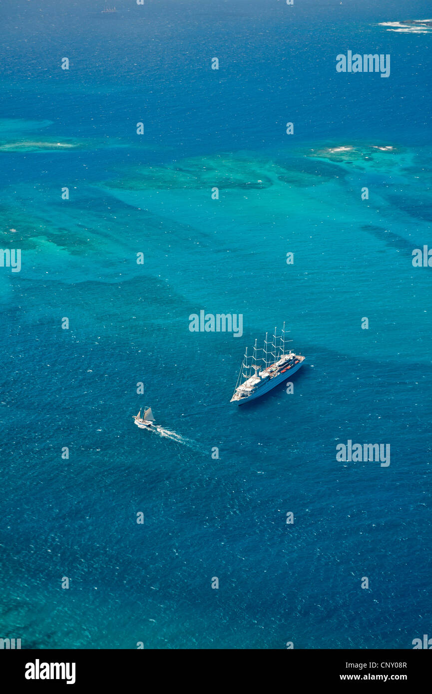 Luftaufnahme von einem Segelschiff und ein Boot am karibischen Meer zwischen Tobago Cays und Mayreau Island, St. Vincent und die Grenadinen Stockfoto