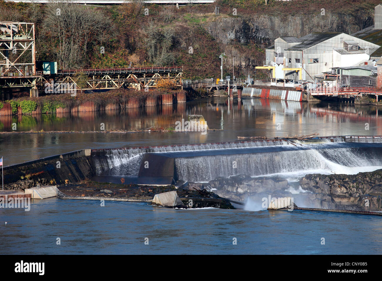 Wasserfall und einer alten Anlage Lagerhalle in Oregon City oder. Stockfoto