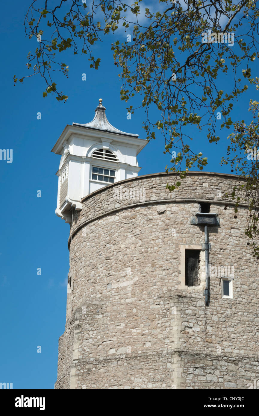 Tower von London Der Glockenturm verwendet als Alarm von möglichen Angriff aus dem Süden westlich von Palace blue sky Bäumen Äste zu warnen Maulbeerfeigenbaum Plantanus Stockfoto