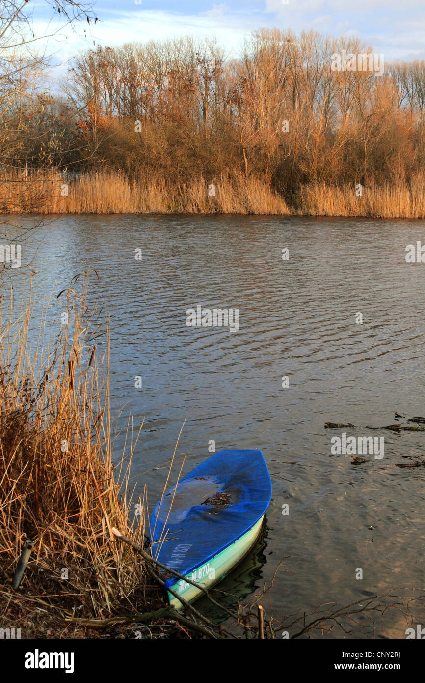 Boot am Flussufer im Herbst, Deutschland Stockfoto