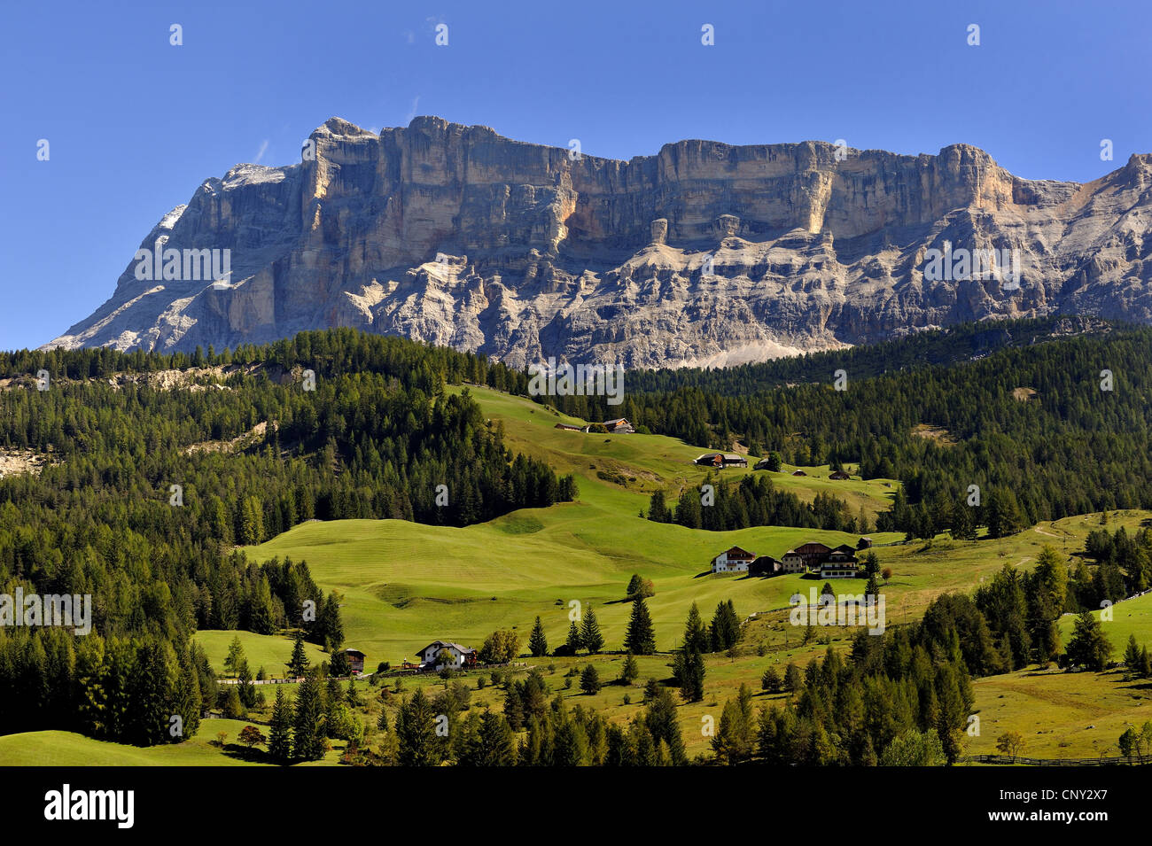 Kreuzkofel Klippen über dem Tal Badia Alta in den Dolomiten, Italien, Dolomiten, Fanes Nationalpark Stockfoto