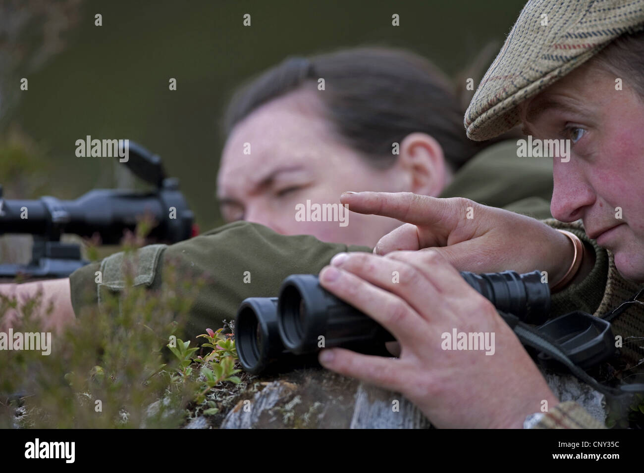 Deer Stalker und Frau Gast, Großbritannien, Schottland Stockfoto