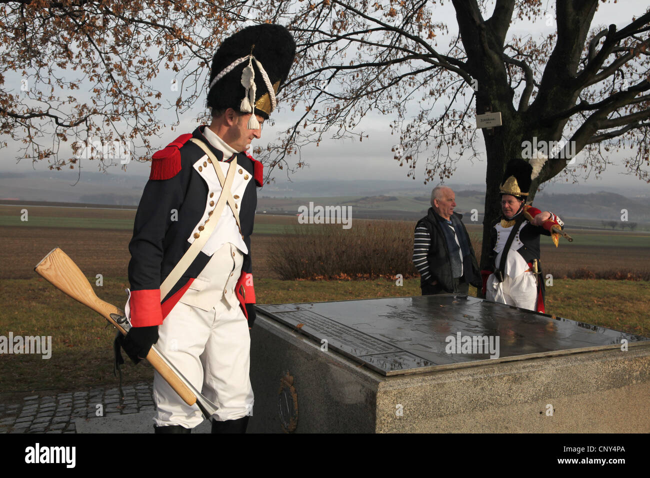 Französische Soldaten besuchen Sie das Denkmal an der Spitze des Hügels Zuran, Tschechische Republik. Nachstellung der Schlacht von Austerlitz (1805). Stockfoto