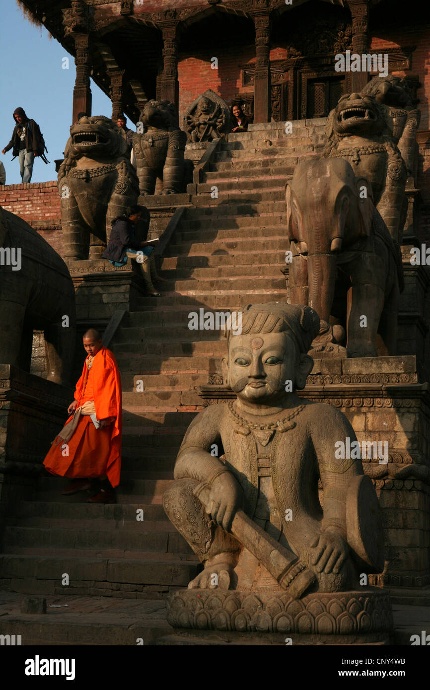 Malla Wrestler im Fuß der fünf überdachte NyatapolaPagode am Taumadhi