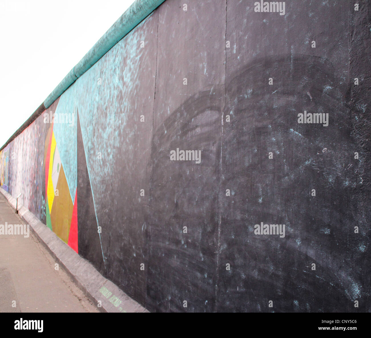 Die East Side Gallery Murales sind der Street-Art in Berlin, auf ihre eigenen berühmten Wand gemalt Stockfoto