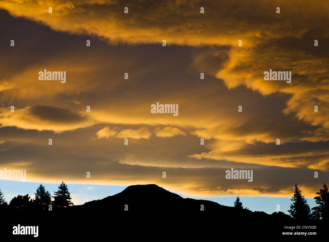 Spektakulären Wolkenformationen bei Sonnenuntergang über Hanmer Springs, Südinsel, Neuseeland. Herbst 2007 (Mai). Stockfoto