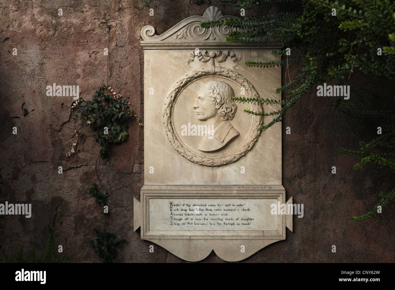 Gedenktafel an englischen romantischen Dichter John Keats neben seinem Grab auf dem protestantischen Friedhof in Rom, Italien. Stockfoto