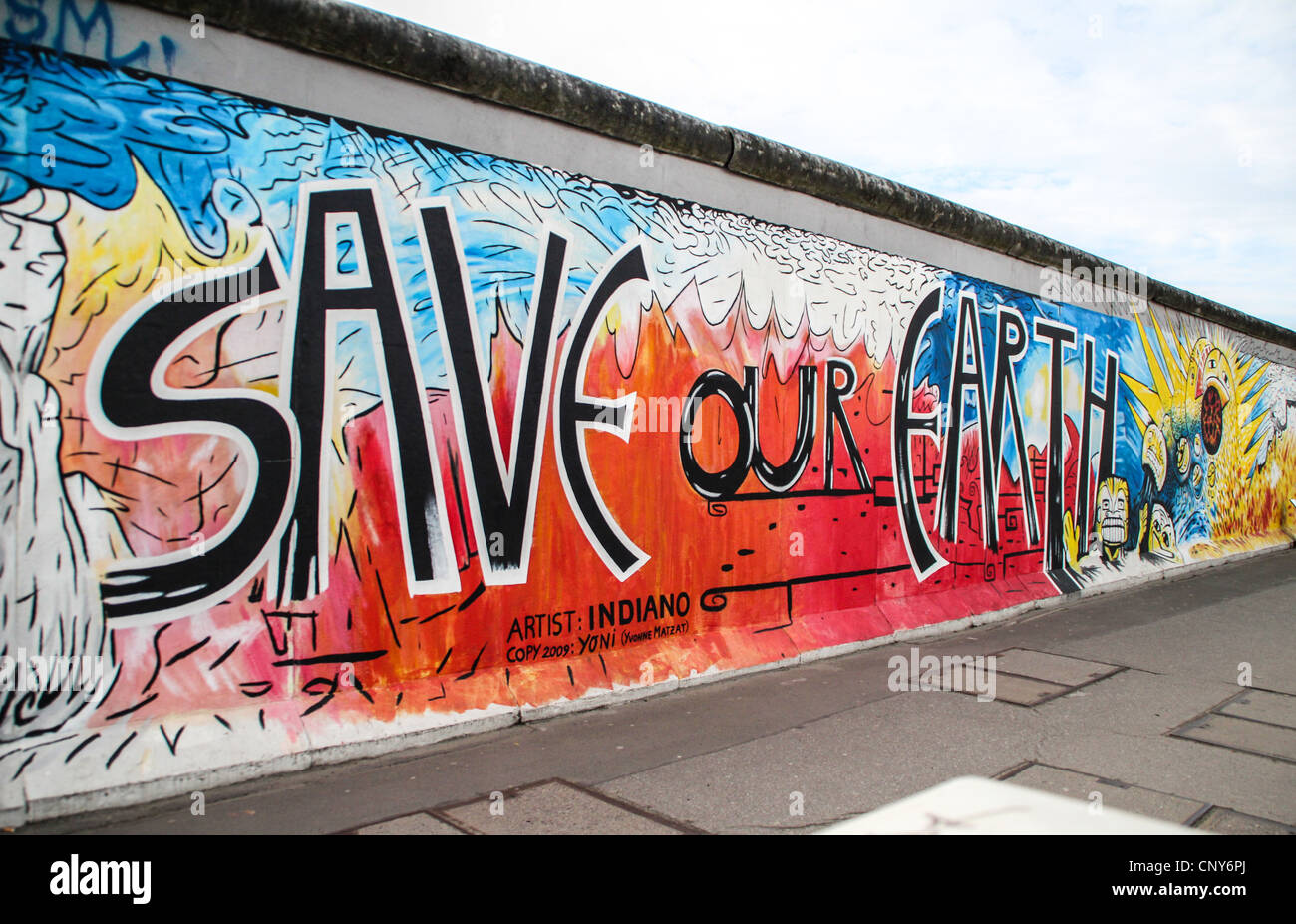 Die East Side Gallery Murales sind der Street-Art in Berlin, auf ihre eigenen berühmten Wand gemalt Stockfoto