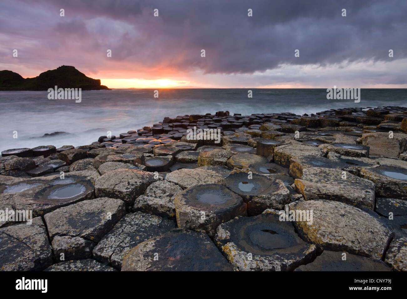 Sonnenuntergang über dem Giants Causeway, County Antrim, Nordirland Stockfoto