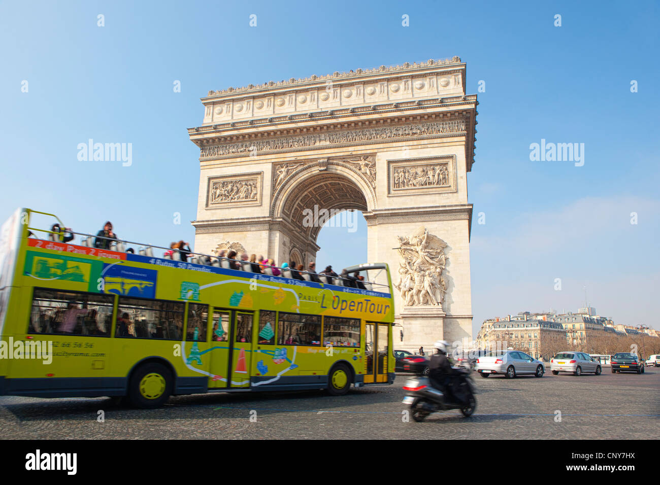 Tourbus betreten Kreisverkehr rund um den Arc de Triomphe Stockfoto