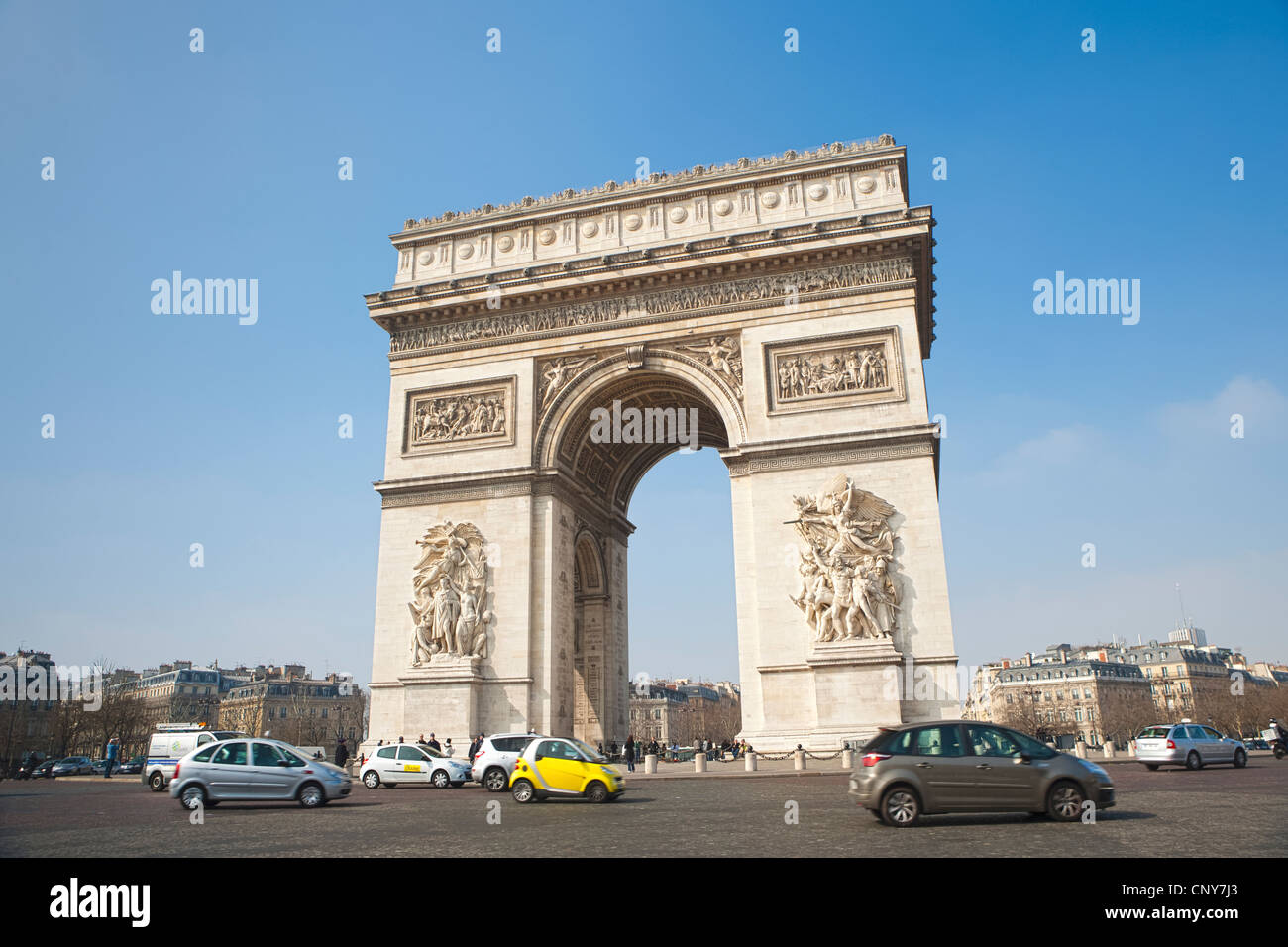 Gelbe smart Auto im Kreisverkehr um Arc de Triomphe, Paris Stockfoto