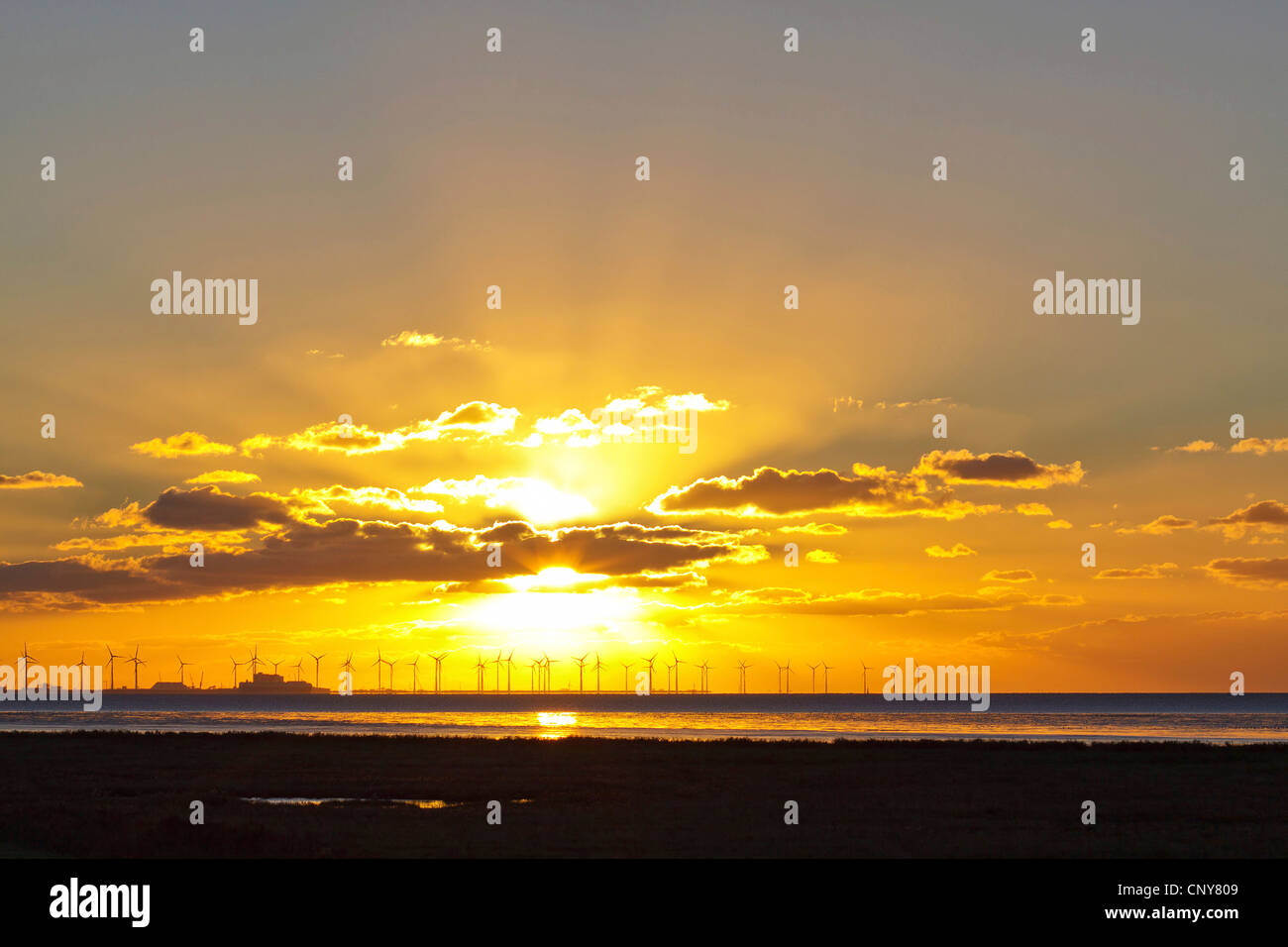 Sonnenuntergang Ober Eemshaven, Deutschland, Niedersachsen, Ostfriesland, Pilsum Stockfoto