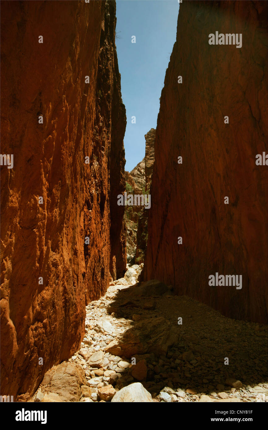 spektakuläre schmalen Felsen Schlucht "Simpson Lücke" aus rotem Sandstein, Australien, Northern Territory, West MacDonnell National Park Stockfoto